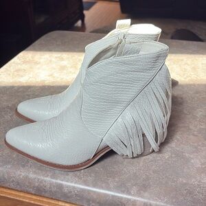 Pierre Dumas ladies white fringe boots size 8 worn once